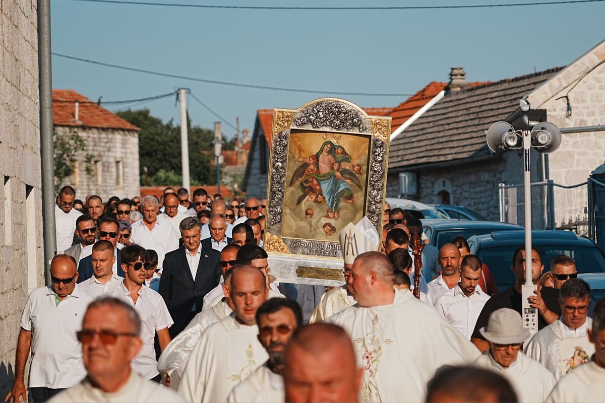 FOTO Veličanstvena procesija kroz Imotski okupila tisuće vjernika, sudjelovao i Andrej Plenković