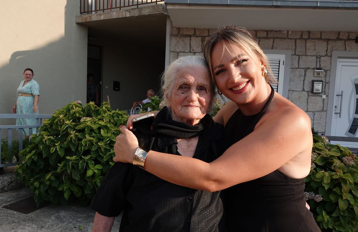DOŽIVJELA 100, A JOŠ KOPA MOTIKOM! Imoćanka baba Ana oduševila sve: „Noge i pamet me dobro služe!“