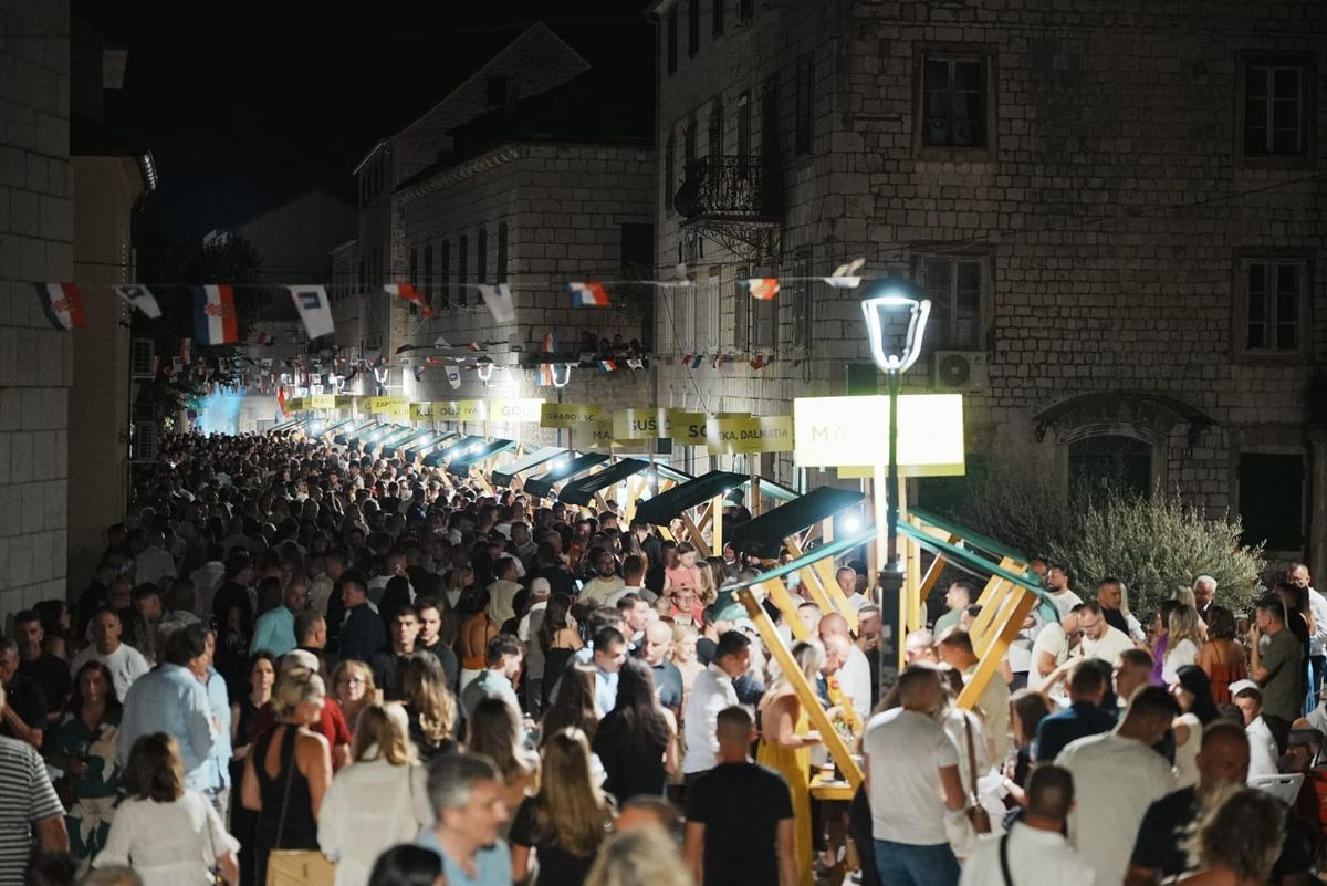 FOTO Imotski se pretvorio u vinsku pozornicu: Tisuće ljudi uživale u vrhunskim vinima na 22. Cvitu razgovora