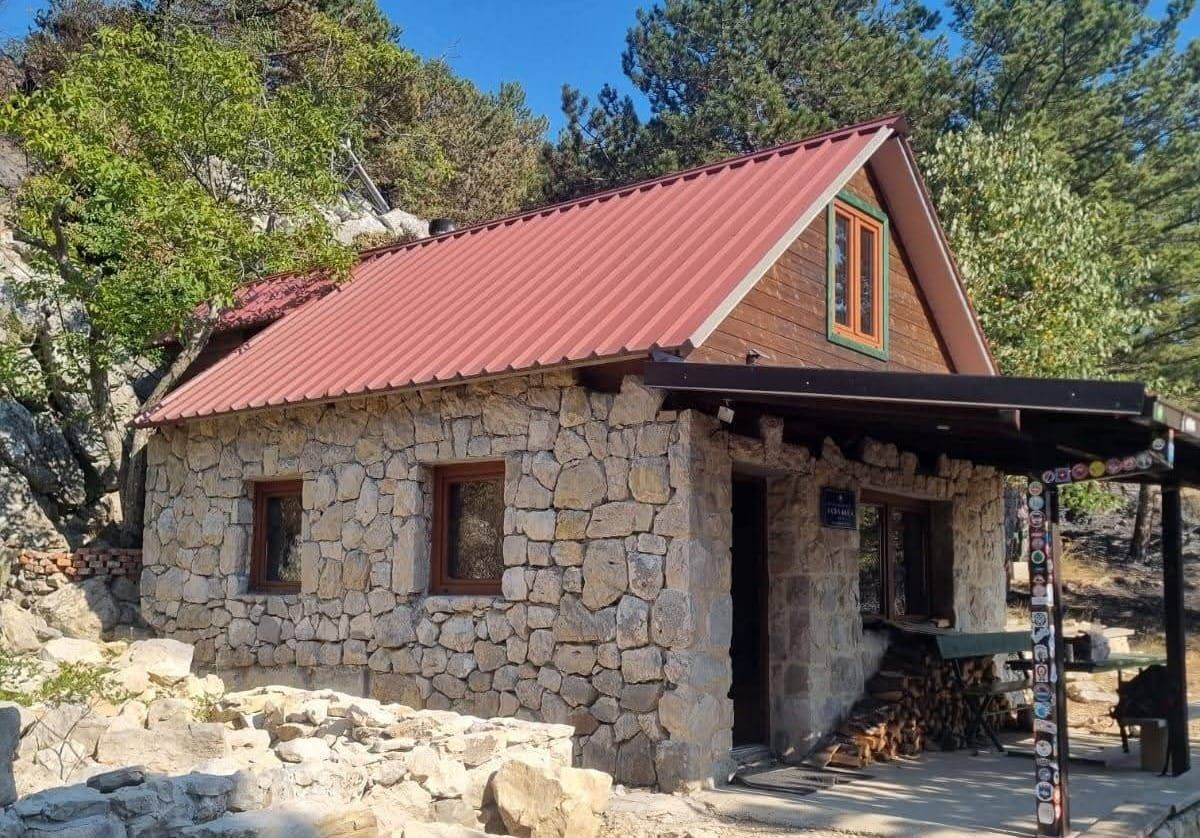 FOTO Kujundžićeva "Luda kuća" preživjela veliki požar: "Izgorilo je sve osim kuće"