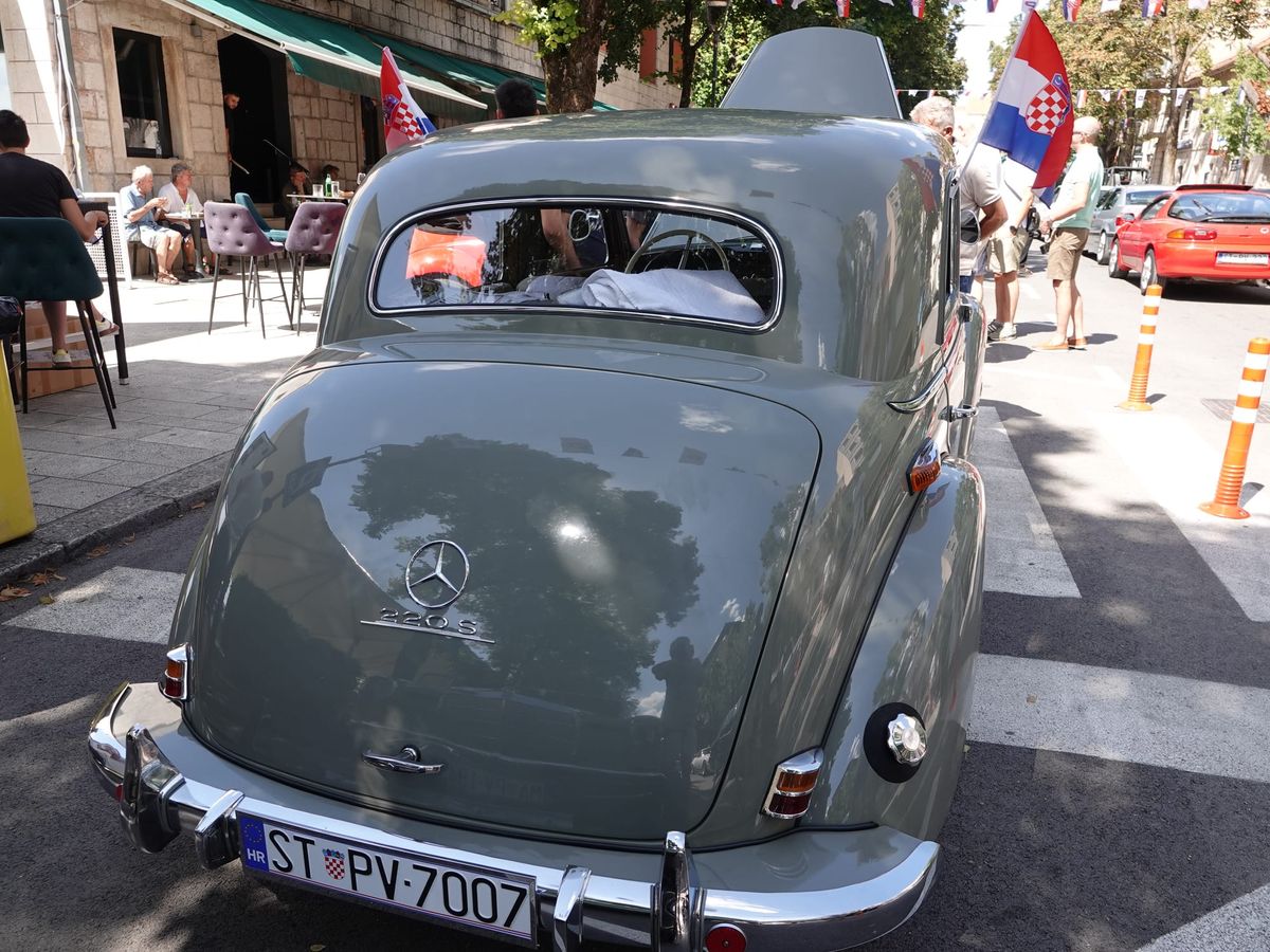 FOTO Pogled koji vraća u prošlost: Više od 100 oldtimera oduševilo Imotski, jedan Mercedes ukrao je sve poglede