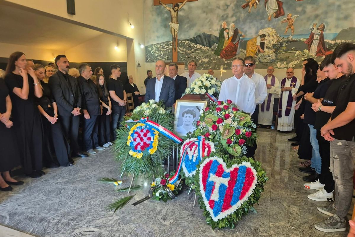 FOTO Tisuće ljudi oprostile se od Ivana Gudelja: Nogometne legende, prijatelji i navijači na ispraćaju velikana Hajduka i hrvatskog nogometa