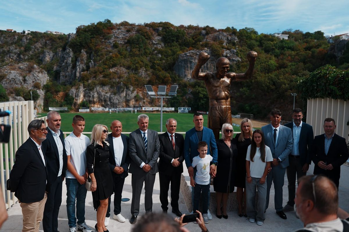 FOTO/AUDIO Mate Parlov se vratio kući: Velikan hrvatskog sporta dobio spomenik u svom Imotskom
