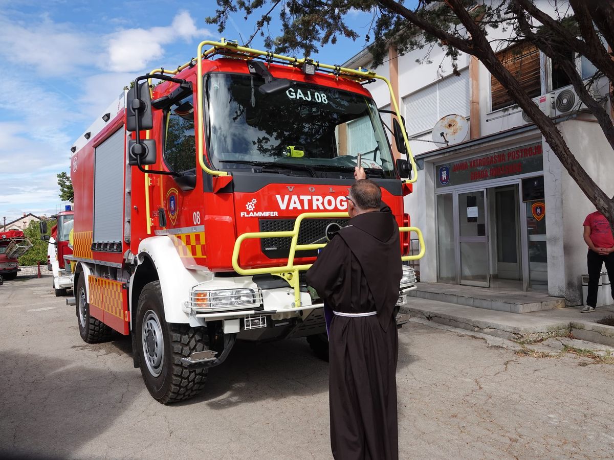FOTO/AUDIO JVP Imotski dobila novo vozilo vrijedno više od 280 tisuća eura, a u mirovinu ispraćen Nikola Ćurčija