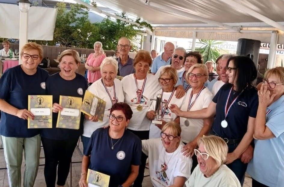 Imotske umirovljenice ponovno u akciji: Dunja, Vesna i Gordana zaigrale buće, a nakon turnira uslijedili pjesma, ples i druženje