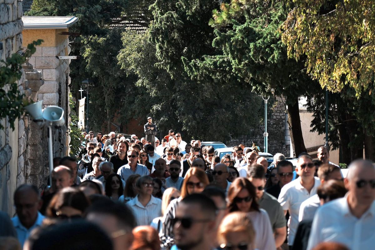 FOTO Imotski svečano proslavio zaštitnika župe sv. Franju: Mnoštvo vjernika u veličanstvenoj procesiji gradskim ulicama