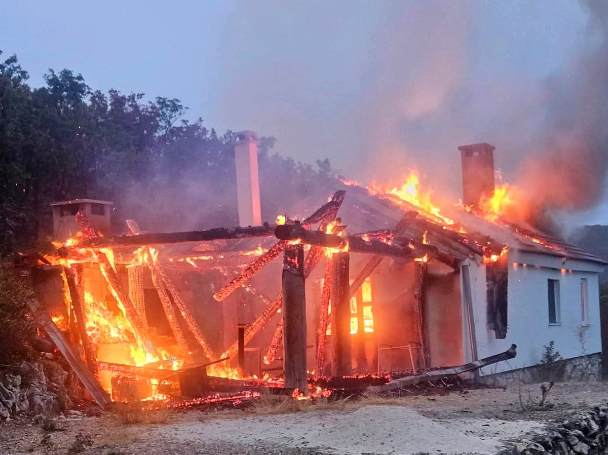 FOTO Slivanjski lovci pozivaju na pomoć: Pokrenuta akcija za obnovu izgorjele lovačke kuće
