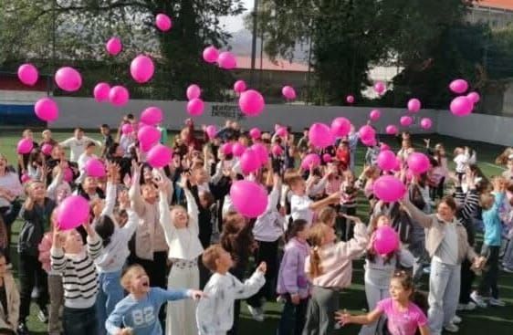 "Mama, budi zdrava!": Učenici OŠ Josip Vergilij Perić oslali snažnu poruku o važnosti prevencije raka dojke