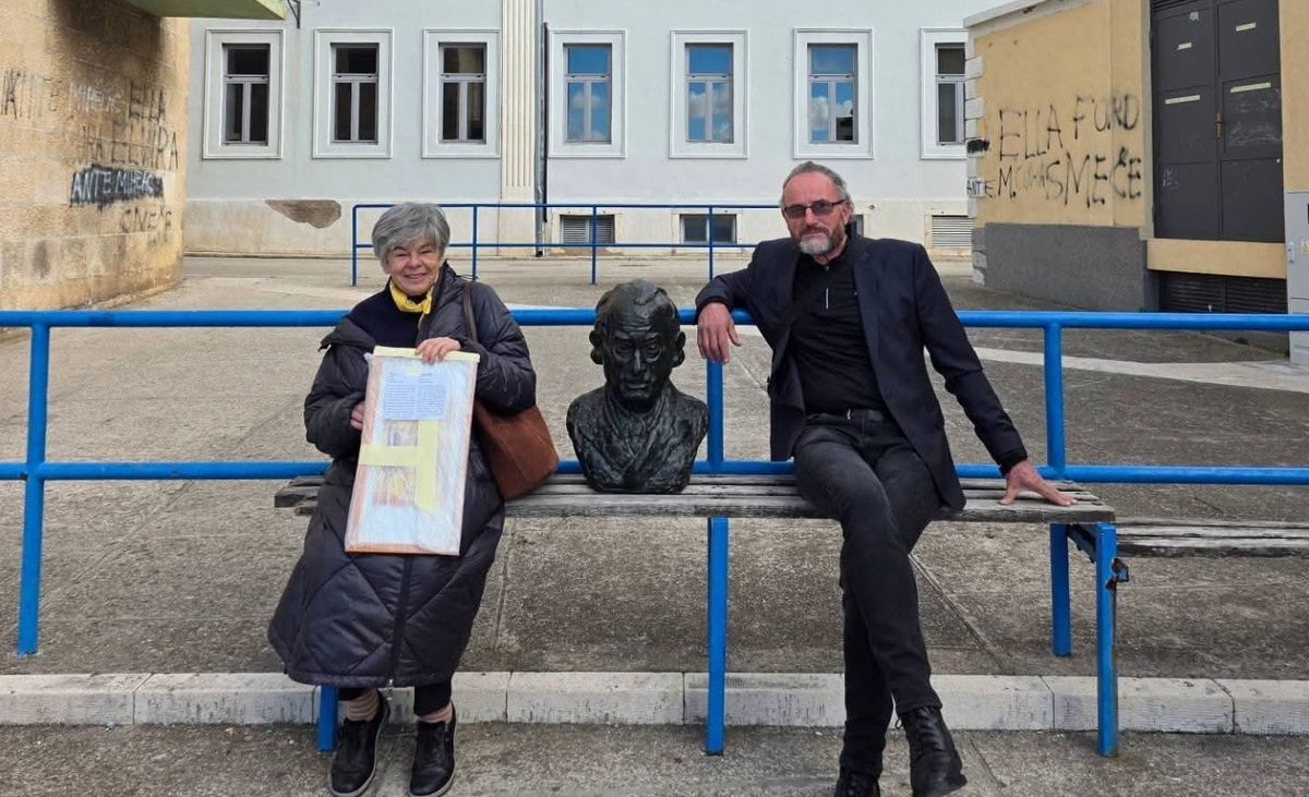 Bista Tina Ujevića stiže u Krivodol: Vesna i Veljko Ujević preuzeli vrijedna djela za Kuću imotske riči