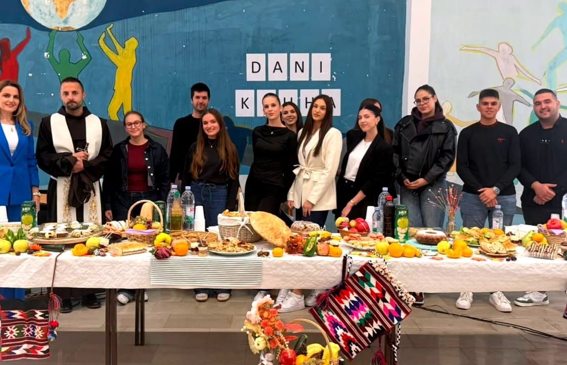 FOTO/VIDEO Miris kruha, jesenski plodovi i zajedništvo: Obrtničko-industrijska i Tehnička škola Imotski obilježile Dane kruha