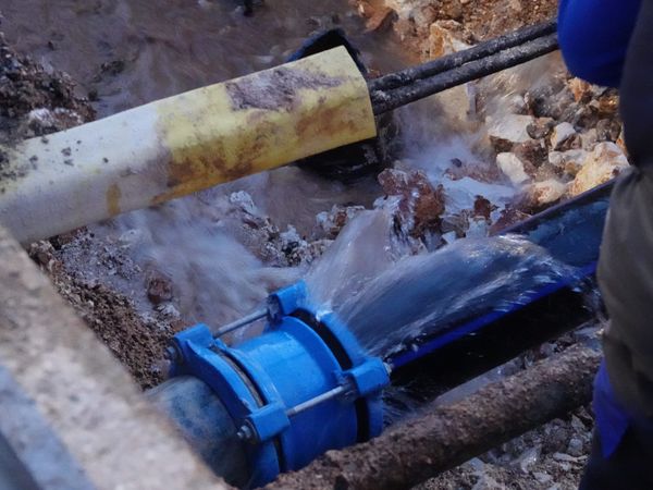 U tijeku je sanacija puknuća cijevi kod Modrog jezera, voda dolazi oko ponoći