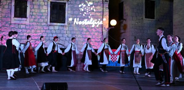 KUD Dikovača dostojno predstavio Općinu Zmijavci na 13. Županijskoj smotri folklora