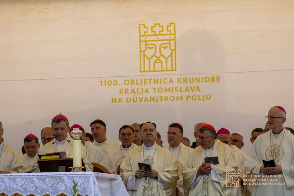 FOTO U  Tomislavgradu održano svečano euharistijsko slavlje povodom 1100. obljetnice krunidbe kralja Tomislava