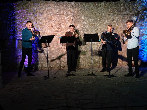 FOTO/VIDEO "Imotski kvartet trombona" oduševio publiku u intimnom ambijentu Imotske tvrđave