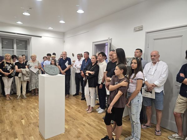 FOTO U Gradskoj knjižnici otvorena Kiparska izložba skica i medalja iz Ljevaonice umjetnina Ujević