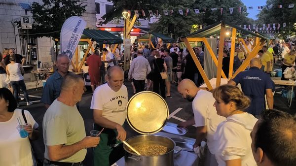 FOTO/VIDEO Raskošna gastro večer u Imotskom: Jela za svačiji ukus od Vukovara do Dubrovnika