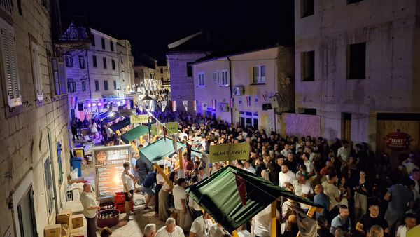 FOTO 21. Cvit razgovora u Imotskom: Ljubitelji vrhunskih vina došli su na svoje