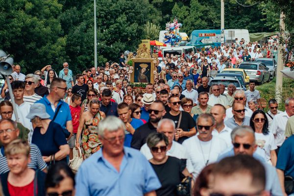 FOTO Veličanstvenim svetim misama i procesijom obilježen blagdan Velike Gospe u predivnom ambijentu Zelene katedrale u Prološcu