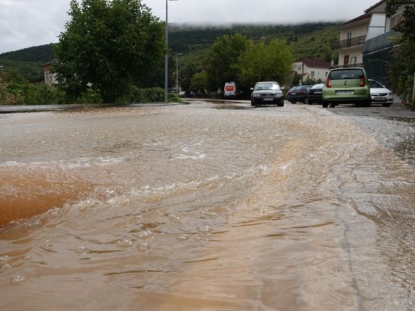 FOTO Obilna kiša poplavila područja Imotske krajine posebno u Zmijavcima