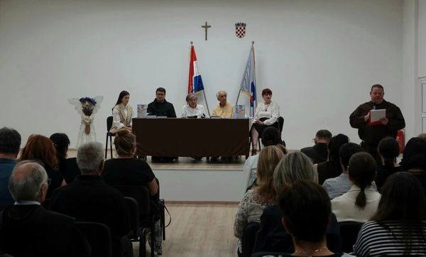 Predstavljena nova knjiga Vesne Ujević, fra Jerko Kolovrat: "Autorica nas vodi prema svjetlu koje dolazi iz Božje milosti"