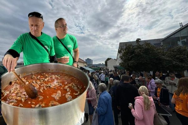 FOTO Udruga "Žabarska večer" predstavila se u Vukovaru: sve porcije nestale u rekordnom roku