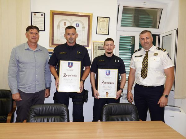 Gradonačelnik uručio zahvalnice policajcima Mariu Babiću i Domagoju Kundidu