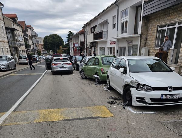Prometna nesreća u Imotskom: automobil "pokosio" parkirana vozila, očevid u tijeku