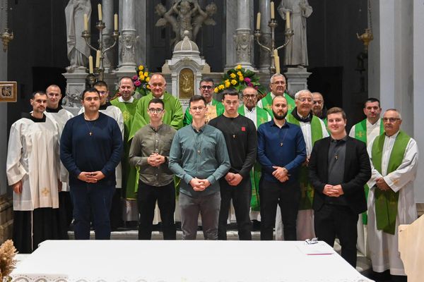 FOTO U crkvi sv. Franje šestorica mladih primljena u postulaturu Franjevačke provincije Presvetog Otkupitelja