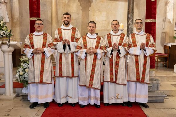 FOTO Fra Mate Šakić zaređen za đakona, mons. Križić: "Služenje nikada ne prlja ruke, a uvijek čisti srce"