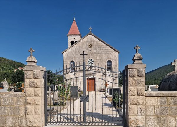 Općina Podbablje objavila javni poziv za prodaju cvijeća i svijeća uz groblja