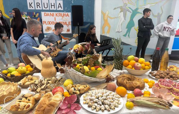 FOTO/VIDEO Raspjevani Dani kruha u Obrtničko-industrijskoj i Tehničkoj školi Imotski