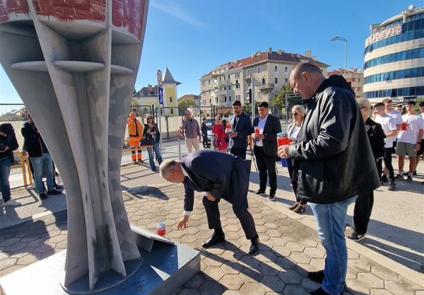 ŽUPANIJSKI TJEDNIK Nakon paljenja svijeća ispred spomenika Lumin u Vukovarskoj ulici, održana Humanitarna utrka splitskih srednjoškolaca