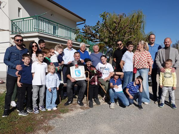 Stoti rođendan babe Ane Gudelj u Zmijavcima: stoljeće života proslavljeno uz obitelj, prijatelje i susjede