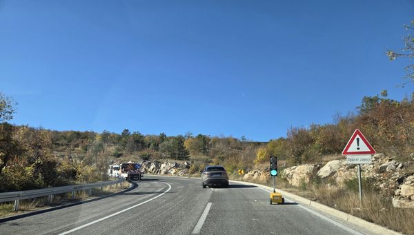 Oprez vozači! Radovi i semafor usporavaju promet prema Golom brdu