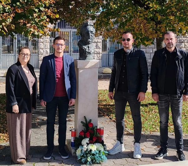 Čelnici Prološca položili cvijeće i zapalili svijeće za prvog hrvatskog predsjednika i sve branitelje