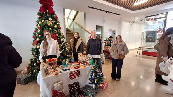 FOTO Božićni sajam učeničkih zadruga Imotske krajine donio čarobno blagdansko ozračje