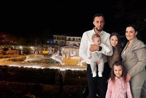 Matija, Darko i Ante Božinović u ulozi Svete Obitelji na 26. Živim jaslicama u Prološcu