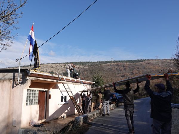 Udruga 115. brigade HV pomaže suborcu Ivanu Grbavcu: završen krov kao božićni dar