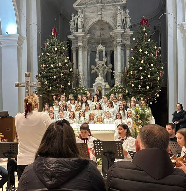Božićna glazbena večer u Imotskom: Spoj generacija ispunio crkvu sv. Frane do posljednjeg mjesta