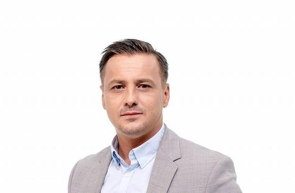 SRIJEDOM AKTUALNO Ante Kujundžić: "Čemu peticija protiv molitelja na Trgu Bana Jelačića kad na Zrinjevcu imamo migrante koji ondje klanjaju"