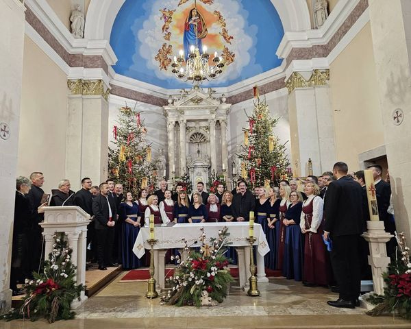 FOTO 15. jubilarni Božićni koncert klapa u Prološcu ispunjen pjesmom i zajedništvom
