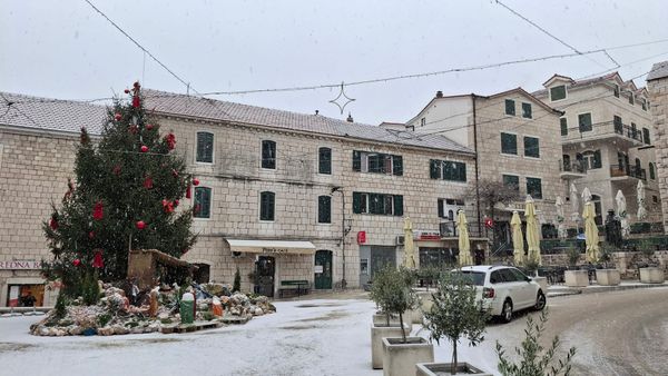 FOTO/VIDEO U Imotskom i Imotskoj krajini pada snijeg - bez zimske opreme ne krećite na put