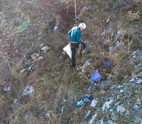 Javna ustanova reagirala na onečišćenje Crvenog jezera - pronađeni materijali koji upućuju na identitet počinitelja