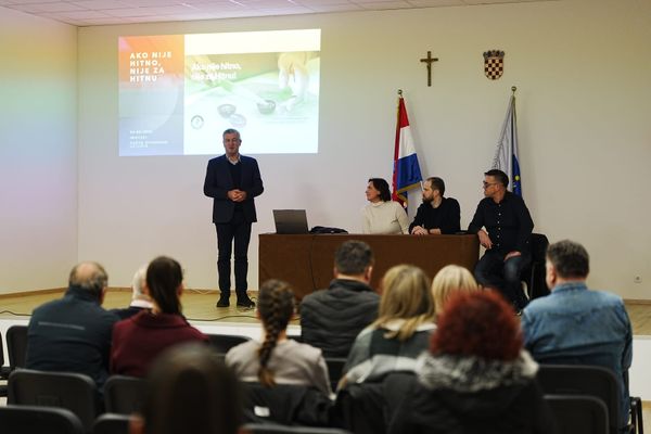 FOTO U Imotskom održana tribina "Ako nije hitno, nije za hitnu!"
