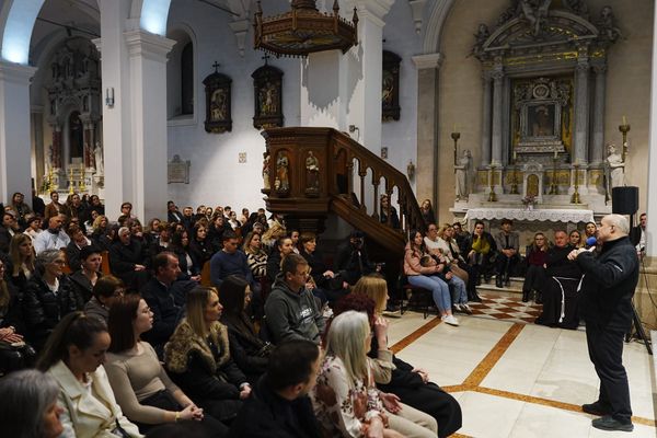 FOTO Snažan susret s don Damirom Stojićem u Imotskom: "Gledajte se onako kako vas Bog gleda"