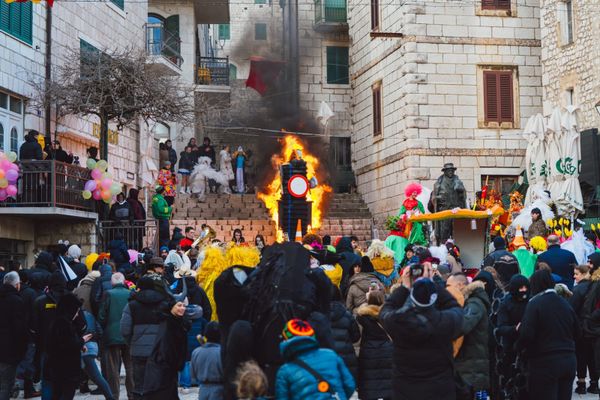 FOTO Bakova povorka oduševlila ručno izrađenim maskama - spaljen krnjeval