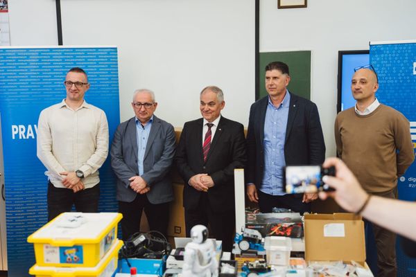 FOTO/AUDIO Nova računala za imotske učenike: župan Boban uručio donaciju u sklopu projekta EDIT CodeSchool