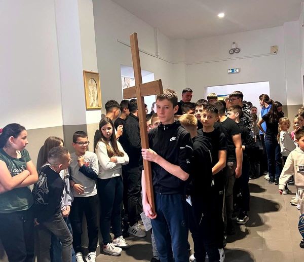 FOTO Posebna uskrsna tradicija: Križni put u Osnovnoj školi Zmijavci