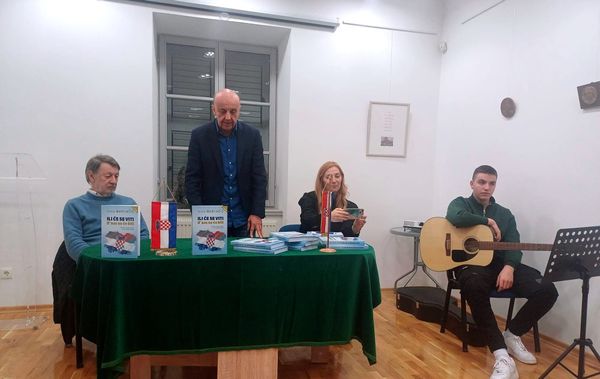 U prepunoj dvorani gradske knjižnice predstavljena knjiga "Ili će se viti ili nas neće biti"