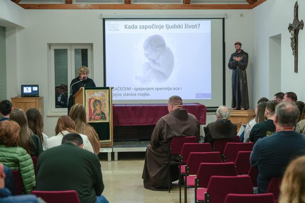 FOTO Snažno svjedočanstvo Helien Čoko na susretu "Treći petak u Imotskom"